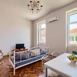 Beachfront Apartman *